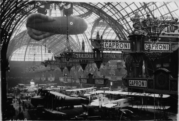 Guerre 14-18, photo avion biplan Farman Français dans un hangar c.1916 Guerre 14-18, photo avion biplan Farman Français dans un hangar c.1916