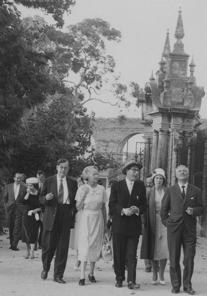 A photograph depicts a group of botanists outside the Botanical Garden of Coimbra in 1960.