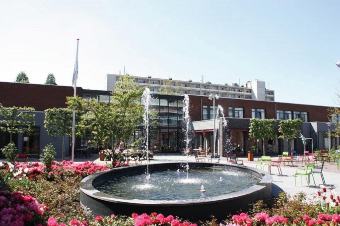 The photo has the fountain water bowl in front of the plaza.