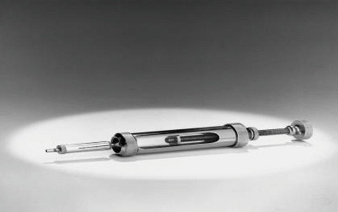 A photograph of the novo syringe with a replaceable cartridge and disposable short needle.