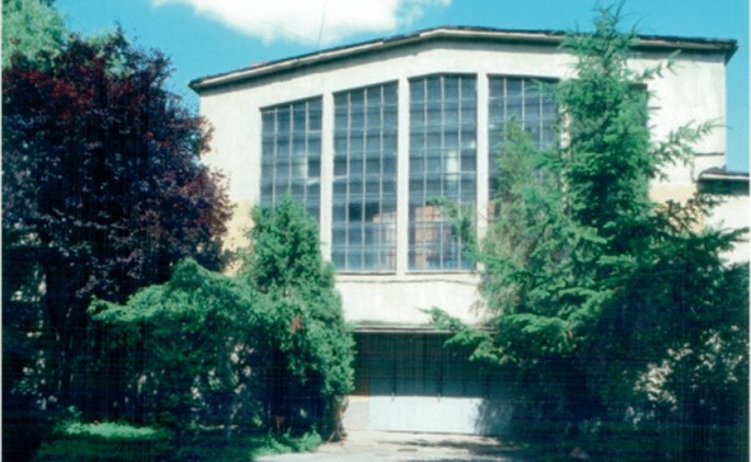 An old photograph of a Hydraulic Machines Laboratory surrounded by trees.