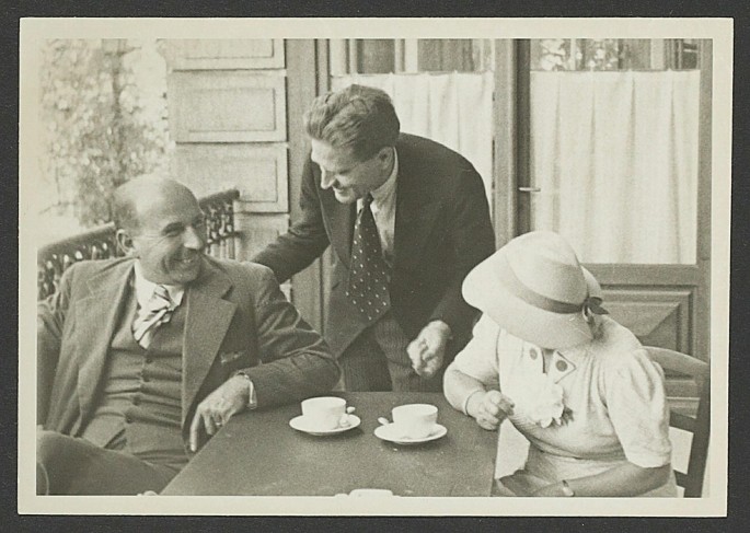 A photograph of Pedro Rossello and Robert Dottrens talking at tea.