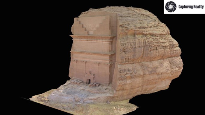 A screen displays the laser scanner survey photograph of the tomb in the Hegra region.