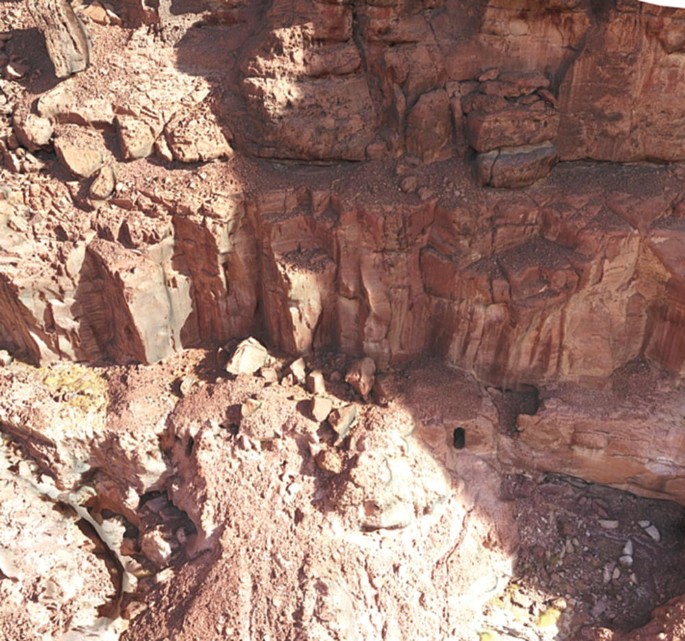 A photograph of the Dadan region with rockfall.