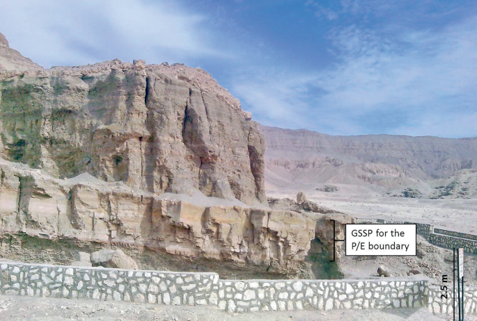 A photograph of ring complexes highlights Jabal Arknu and Jabal Awinat on the fine sand.