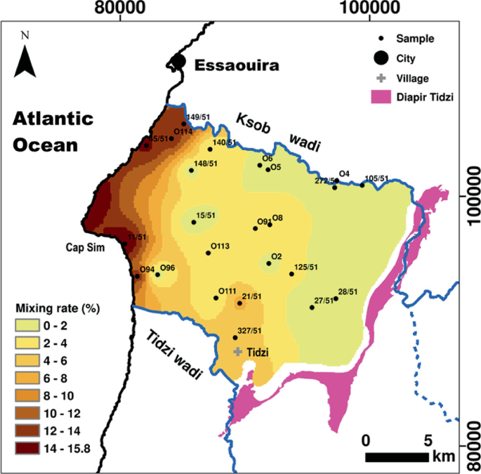 A map of a part of the coastal area of Morocco. Locations of Essaouira and samples are marked. The area of Diapir Tidzi is shaded. The areas with mixing rate percentages ranging from 0 to 15.8 are presented in different shades. The coastal line has the highest mixing rate.