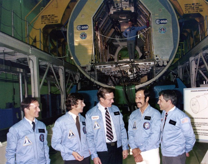 A photograph of Claude Nicollier, Ulf Merbold, George H.W. Bush, Wubbo Ockels, and Bob Parker, After the first successful Spacelab flight.