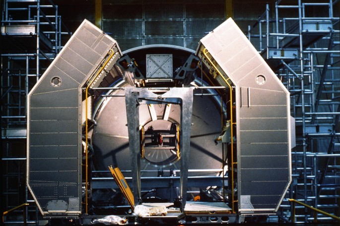 A photograph of the large opening of the Spacelab-1 research racks. Many structures are there in the rack.