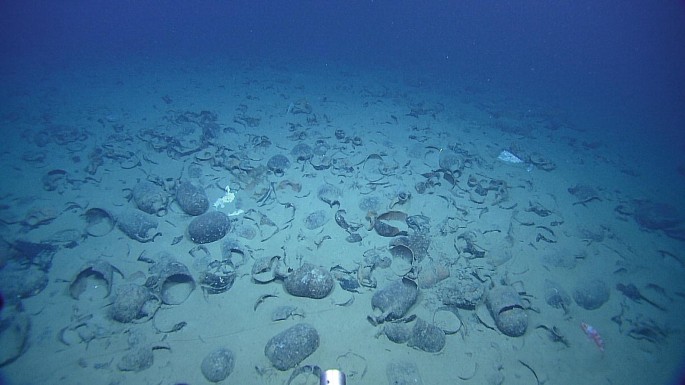 An image of a large amount of rocks and shells on the ocean floor.