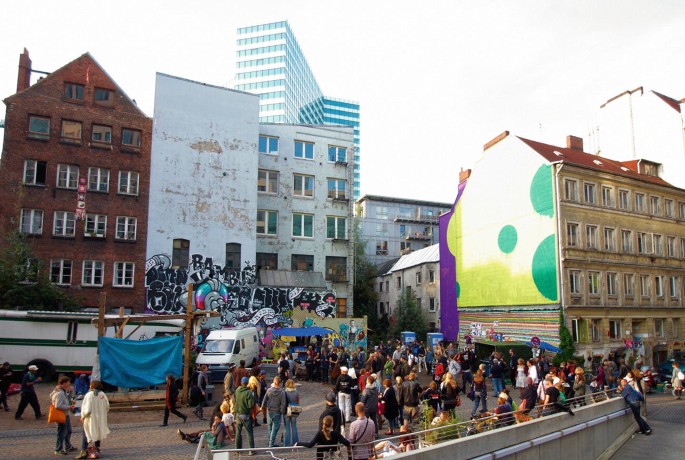 An illustration of a group of activists during a cultural program in the Gängeviertel.