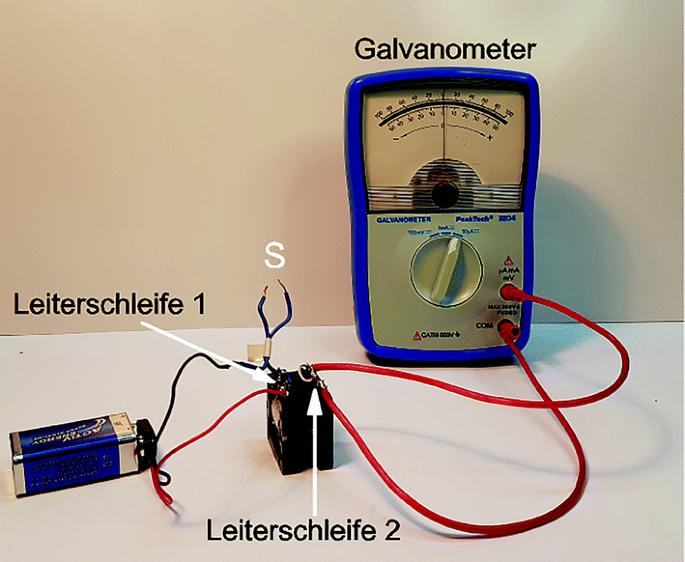 Vektor-autobatterie mit verbundenen klemmen linienskizze illustration