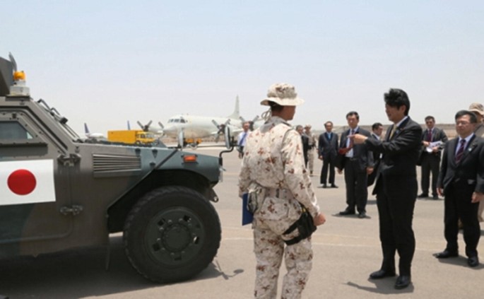 A photograph of Prime Minister Abe who converses with security personnel in an anti-piracy base established in Djibouti.