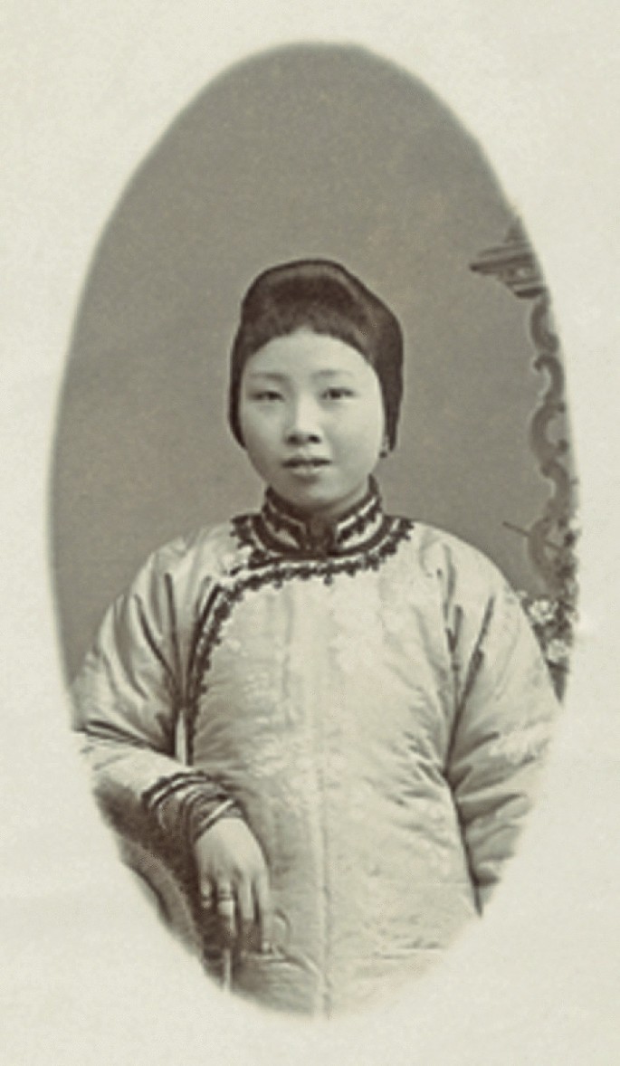 A vintage photograph of Zhang Lanjuan in an oval frame.