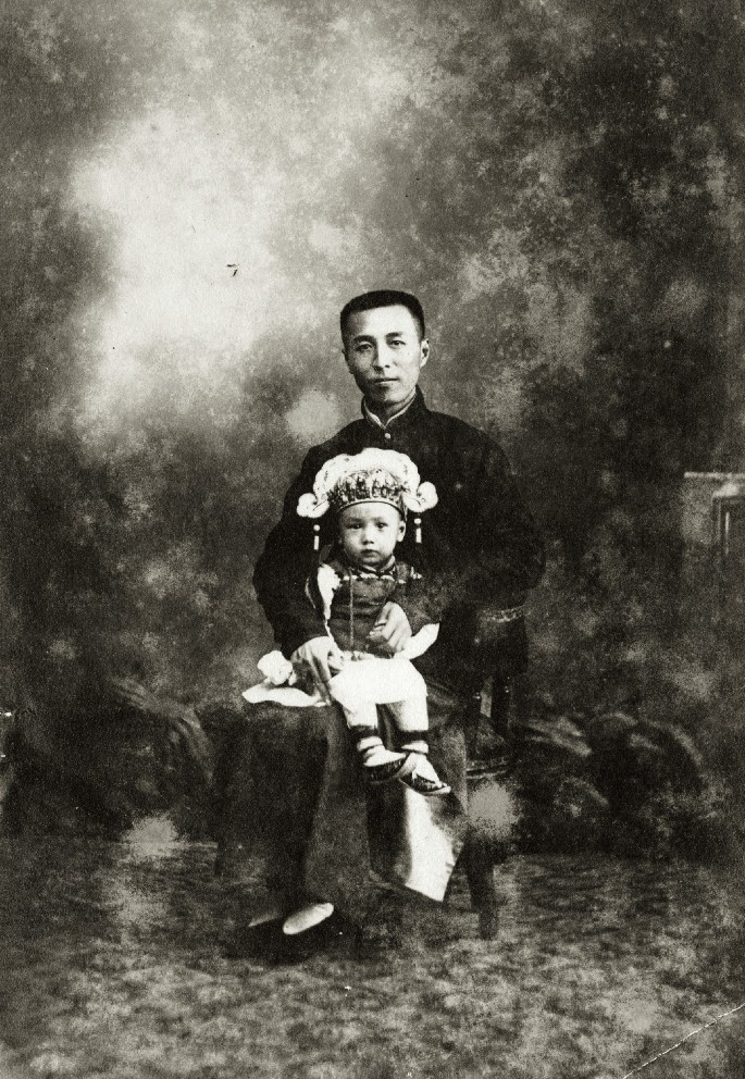 A monochromatic portrait of Qian Junfu and Qian Xuesen in Shanghai on his birthday.