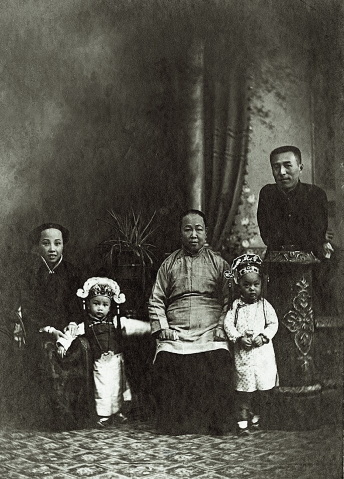 A family photo of five people, including two children taken in Hangzhou in 1914.