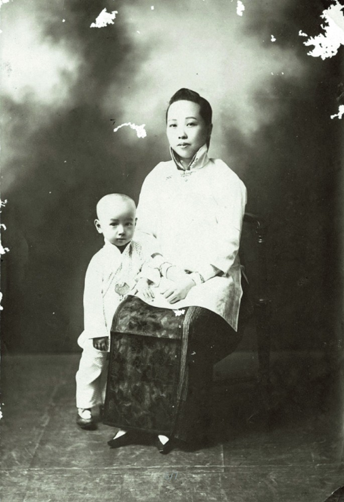 A monochrome image of Zhang Lanjuan and Qian Xuesen in Shanghai.