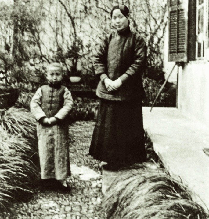 A vintage blurred image of Qian Xuesen and his mother Zhang Lanjuan.