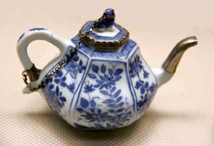 Vintage Classic 11 London Pottery Ivory Ceramic Teapot W/ Original Tags