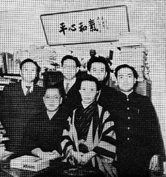 A monochrome image of Tadakatsu Inoue, Kiichi Ichihara, and Akio Mori, as well as Mr. and Mrs. Hirai in the back row, from the left.