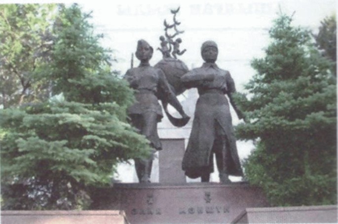 A photograph of a statue of two Kazakh female soldiers.