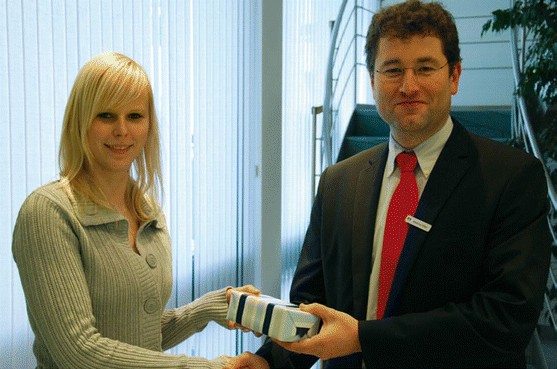 Preisuberreichung An Die Gewinnerin Von Der Vr Bank Langenau Ulmer
