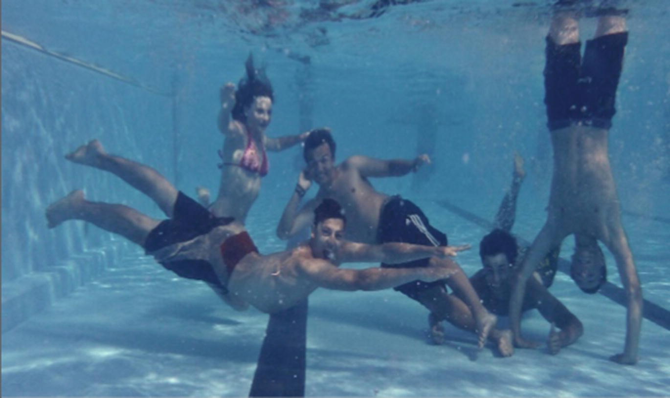 Teenager Spielen Geil Am Pool Teenager Spielen Geil Am Pool