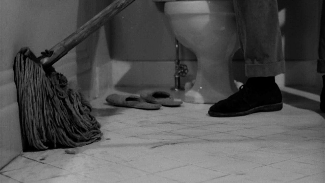 Junger Mann Gedemütigt In Der Frauen-Toilette Junger Mann Gedemütigt In Der Frauen-Toilette