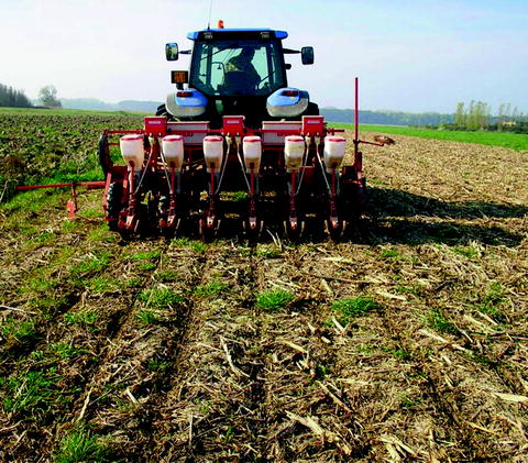 how do conservation tillage practices in agriculture benefit the soil