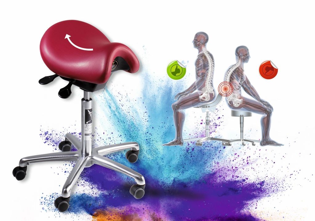 Sattelstuhl mit zwei Skeletten im Hintergrund