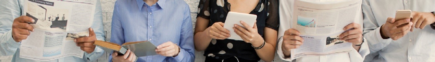 Menschen mit Zeitungen und digitalen Geräten