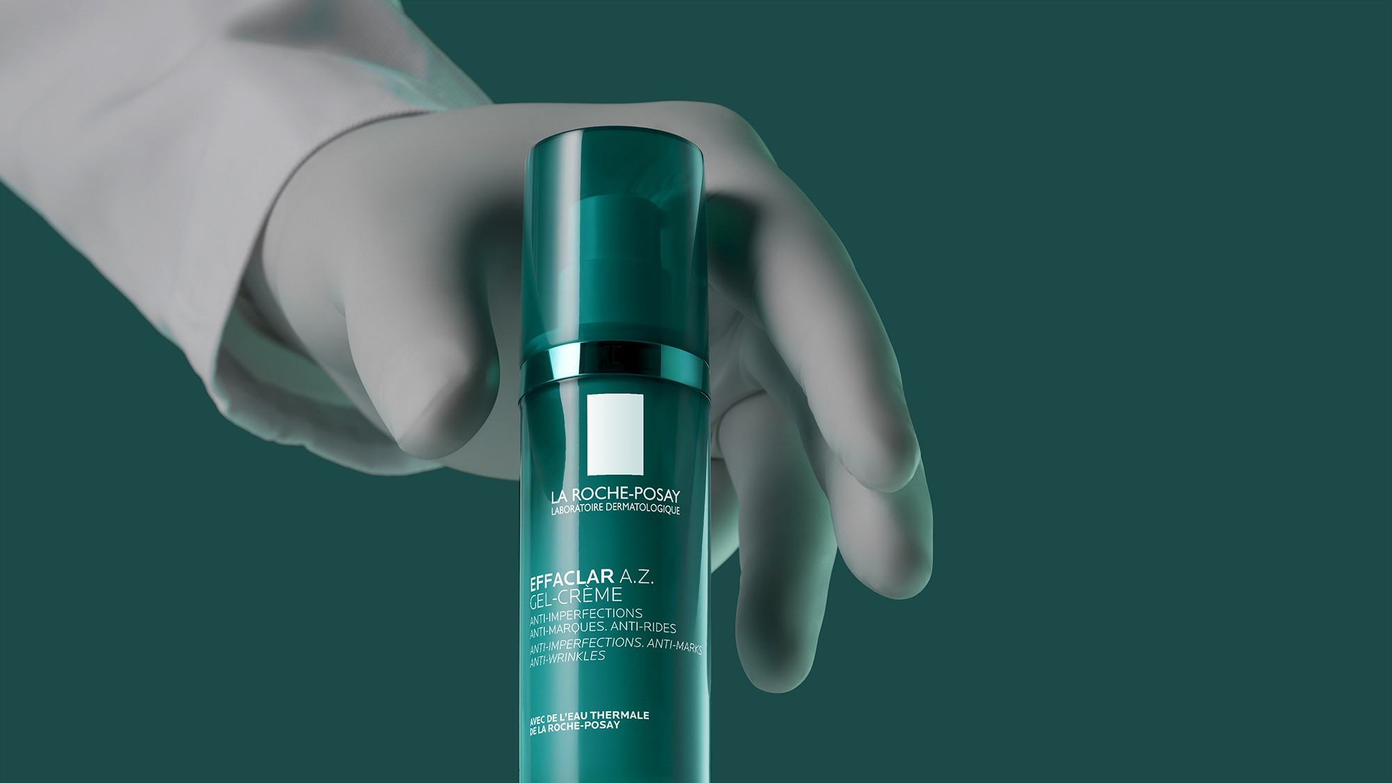 Hand im Handschuh greift Effaclar Dose