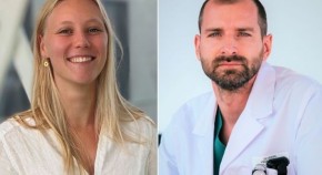 Oyoqlarni paypoqda yalaydi, keyin esa kunnilingus