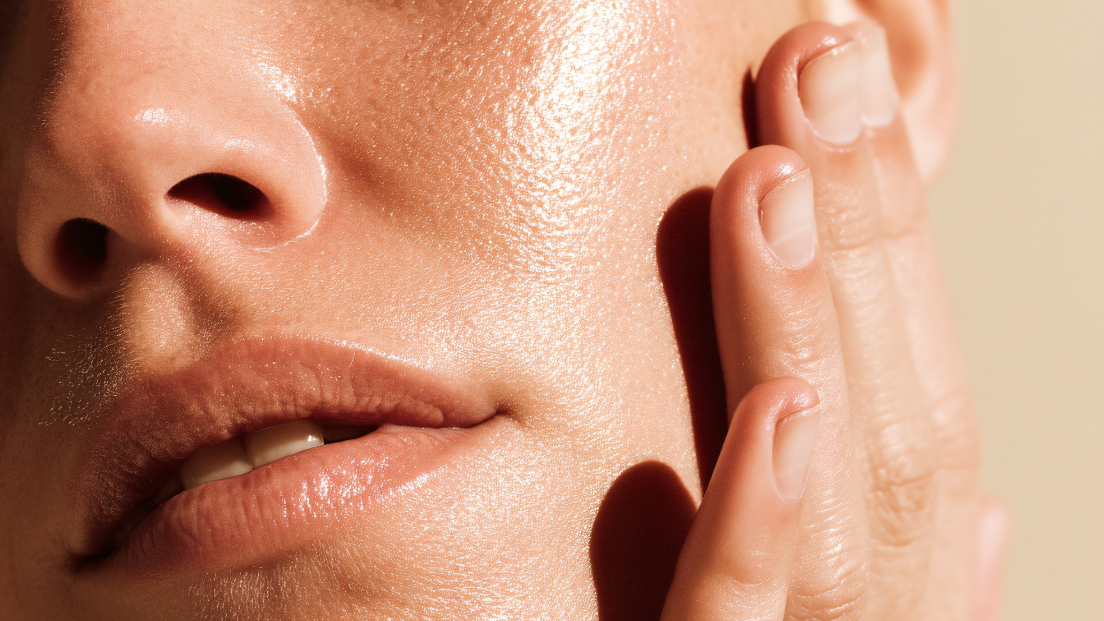 Frau hält sich die Hand ans Gesicht