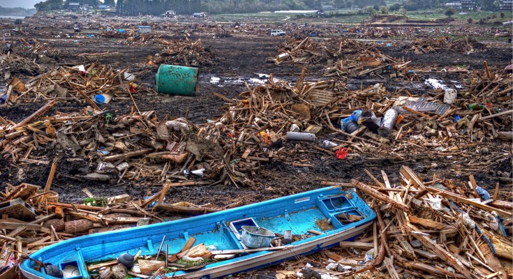 日本岩手县陆前高田的渔船被海啸冲到岸上。