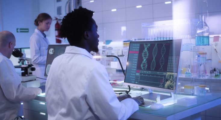 Une équipe de recherche multiethnique examine des modèles d'ADN dans le laboratoire moderne de recherche neurologique
