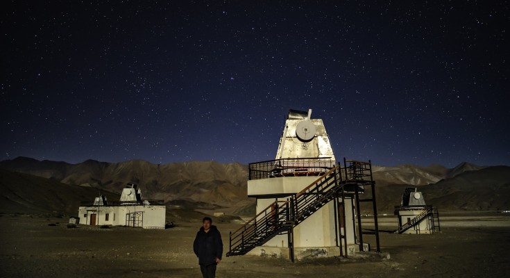 दोरजे अंगचुक, लेह के निकट हानले स्थित भारतीय खगोलीय वेधशाला के सामने