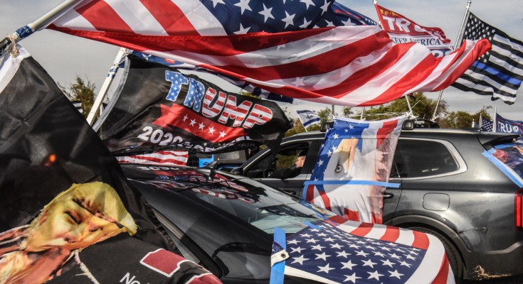一群车挂着美国国旗和特朗普旗帜
