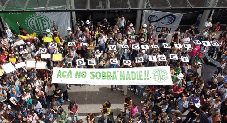 An aerial view of Argentinian scientists protesting cuts to research grants and positions.